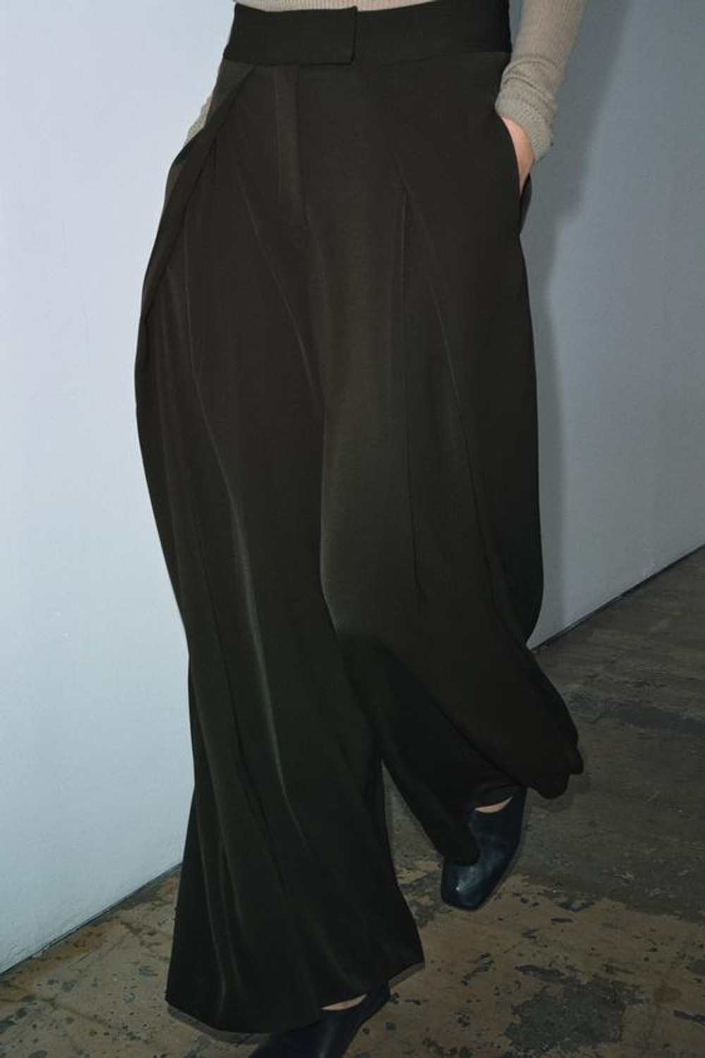 ZARA БРЮКИ WIDE LEG С ЗАЩИПАМИ — ZW COLLECTION, ЗЕЛЕНЫЙ