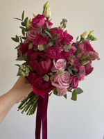 Свадебный букет из пионов, лизиантуса, маттиолв, кустовых пионовидных и одноголовых роз