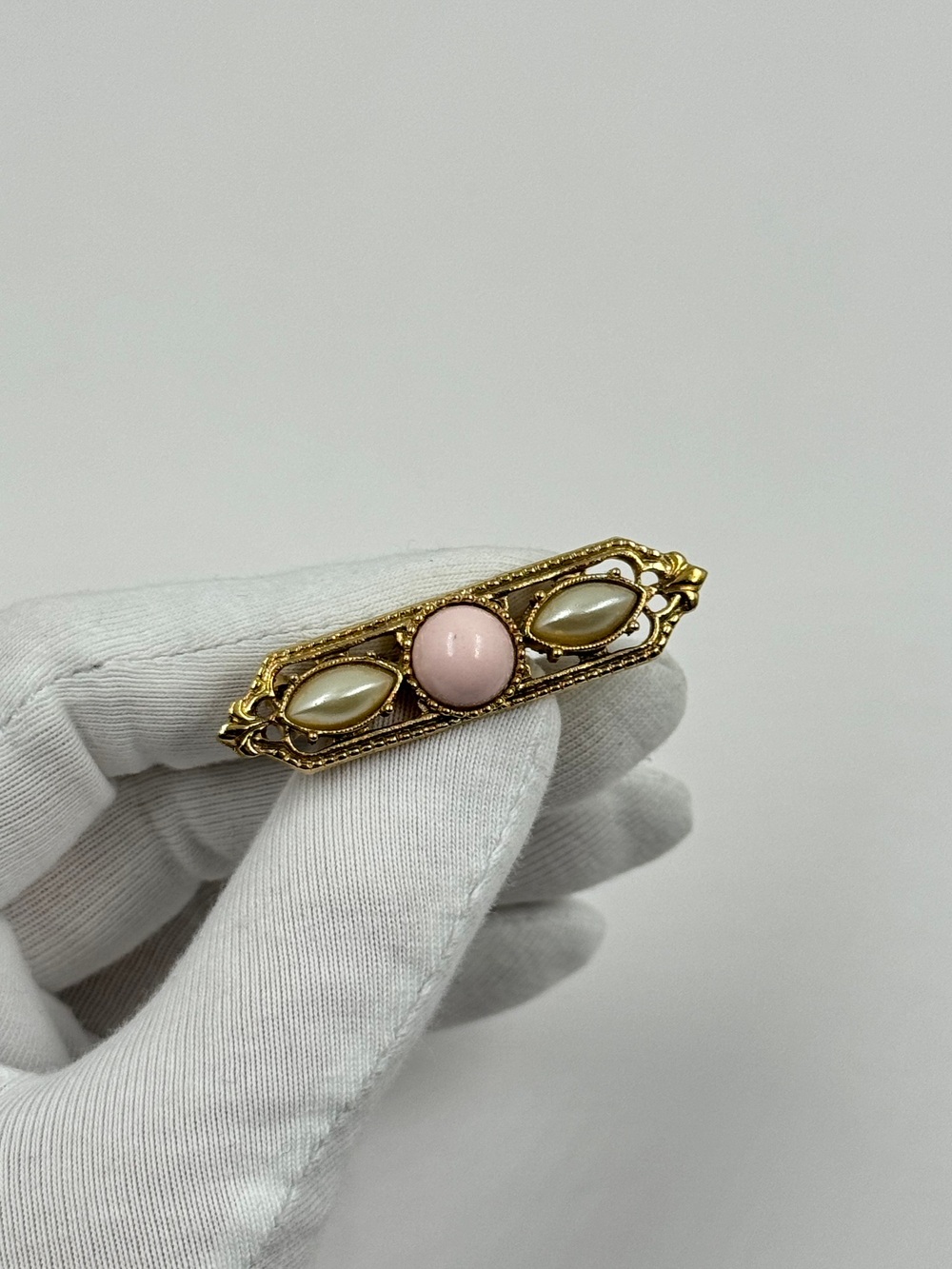 Брошь с розовой вставкой и «жемчугом» 1928