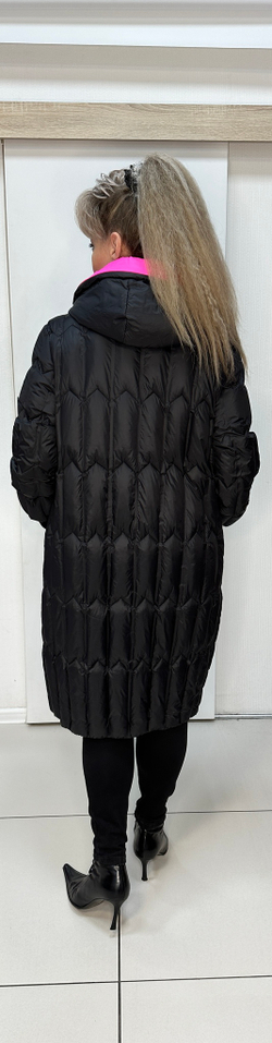 Зимнее черное пальто на пуху с отделкой фуксия