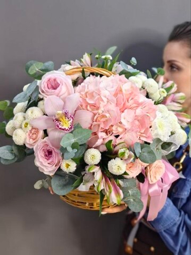 Авторская корзина с цветами