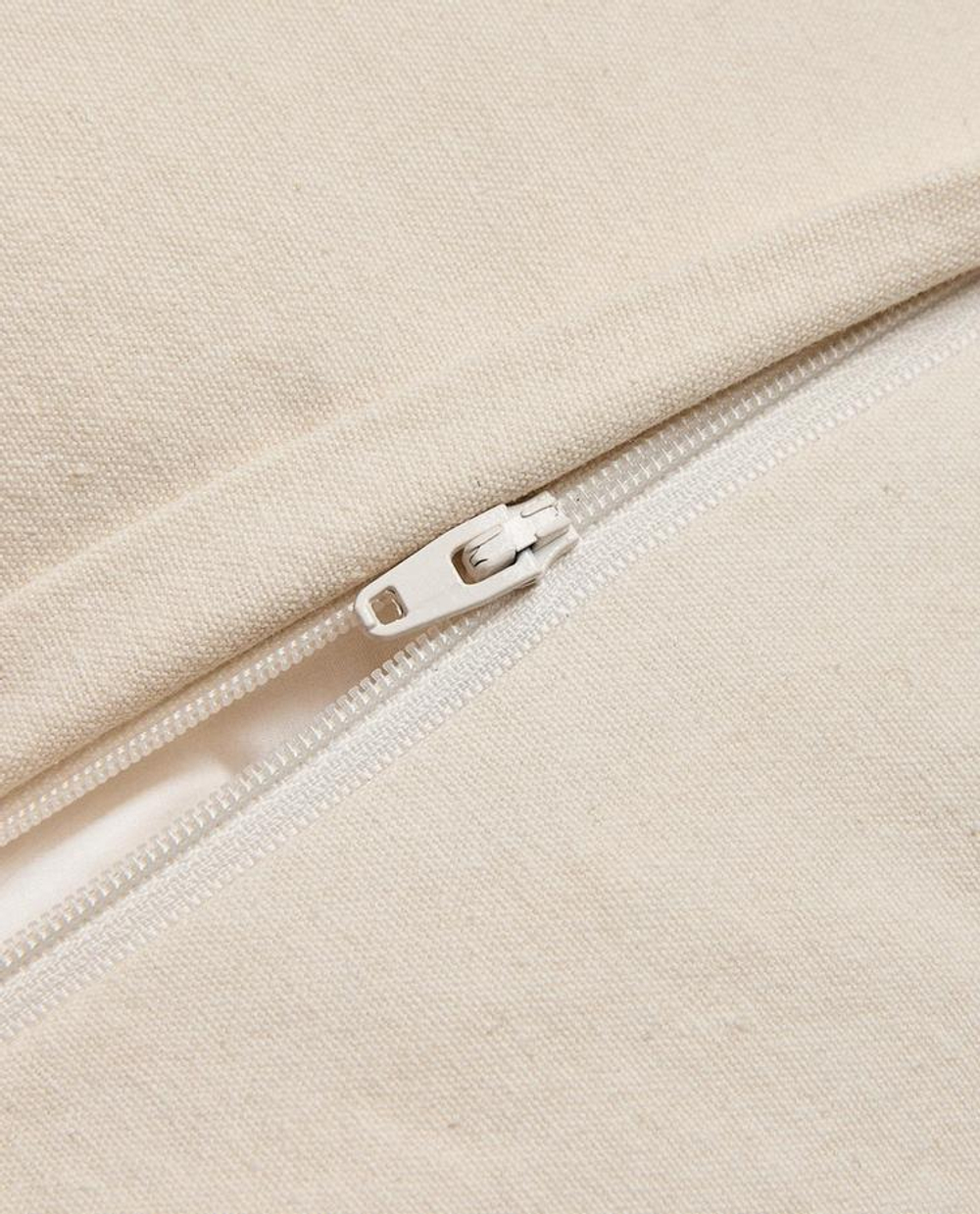 ZARA HOME РОЖДЕСТВЕНСКИЙ ЧЕХОЛ НА ПОДУШКУ С ВЫШИВКОЙ "СОБАКА НА САНЯХ", ЭКРЮ