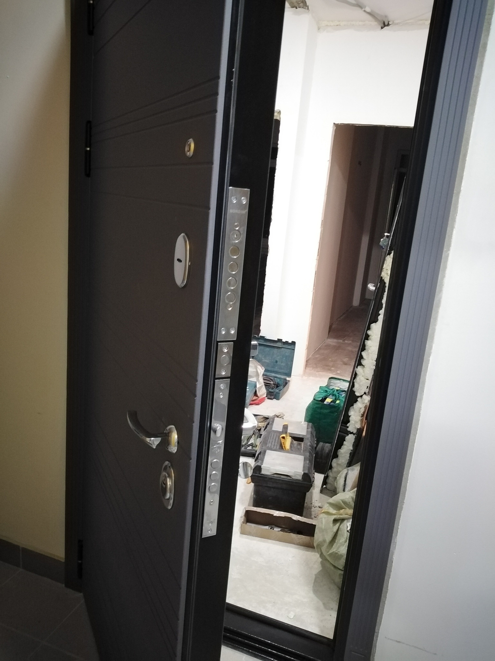 Входная дверь  Лекс Сенатор 3К с шумоизоляцией Софт Графит / №81 Бетон серый (светлый) молдинги хром
