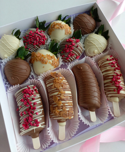 Клубника в шоколаде и бананы в шоколаде