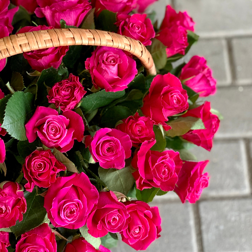 Корзина из 51 малиновой розы