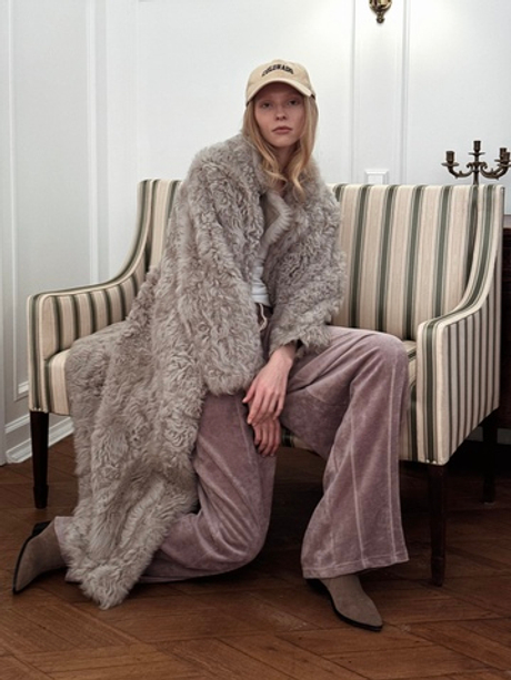 Длинная серая шуба из овчины