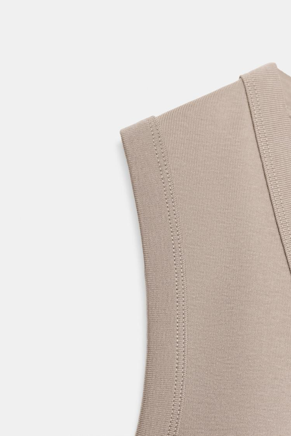 ZARA ХЛОПКОВАЯ ФУТБОЛКА С V-ОБРАЗНЫМ ВЫРЕЗОМ, СЕРОВАТО-КОРИЧНЕВЫЙ