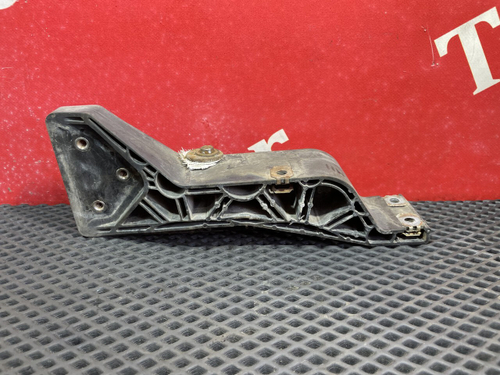 Кронштейн бампера левый