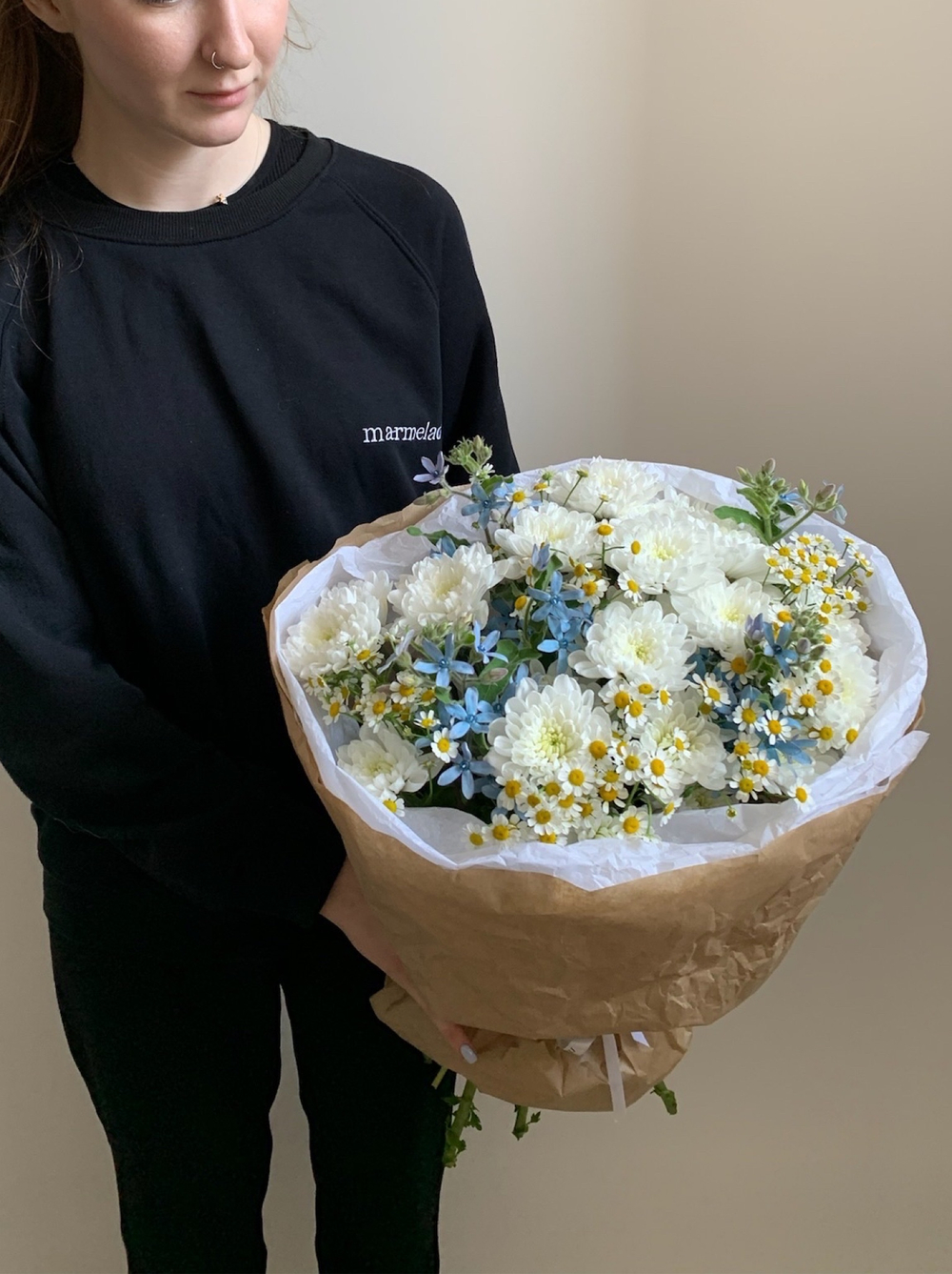 Букет с кустовой белой хризантемой, ромашкой и голубого оксипеталума
