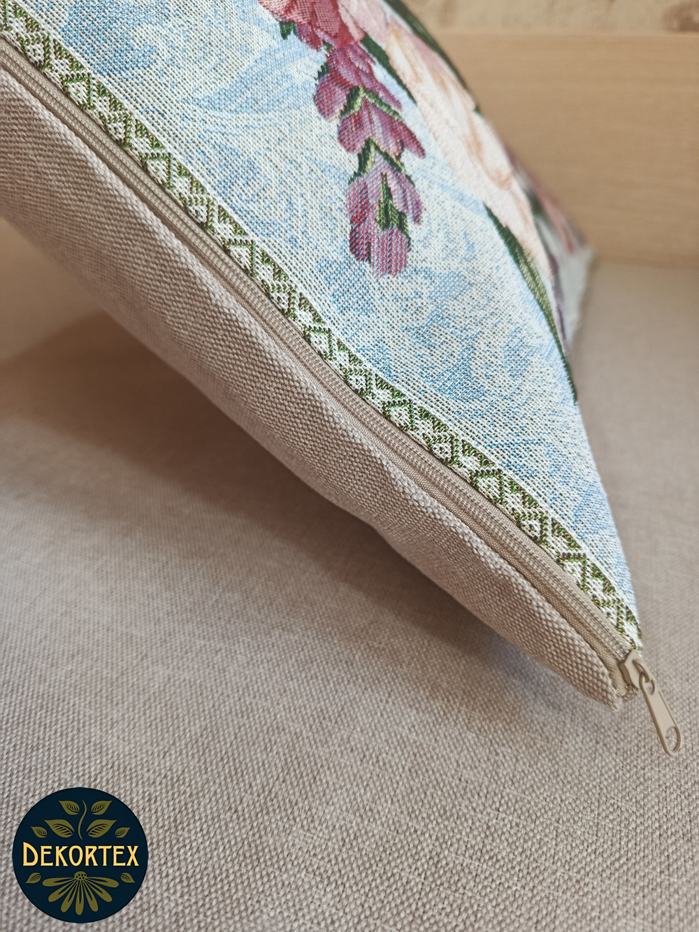 Декоративная гобеленовая наволочка для интерьерной подушки Тюльпаны ЮП 68х47