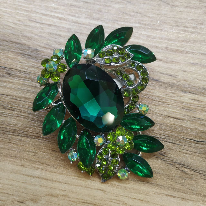 Брошь Crystals Ветви овал стразы стекло цвет зеленый металл серебристый