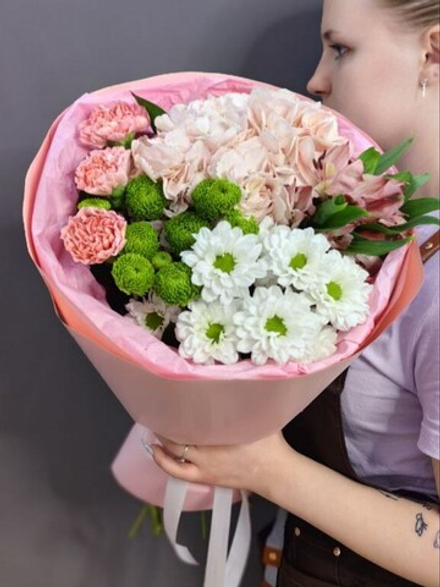 Авторский букет с розовой гортензией