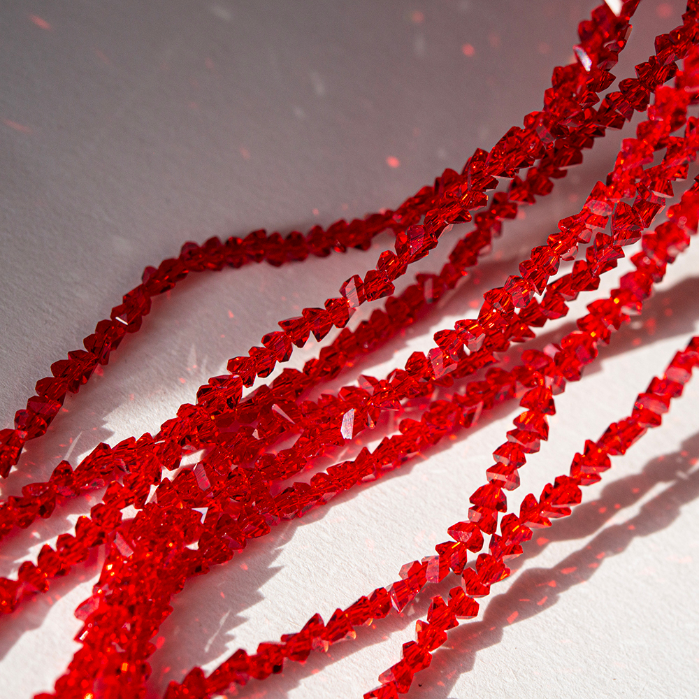 ХТР4-кр Стекло граненое треугольник 4*3мм, красный, нить 34см