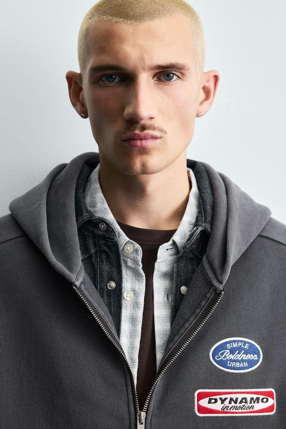 ZARA ХУДИ ИЗ ТКАНИ С ЭФФЕКТОМ ПОТЕРТОСТИ С НАШИВКАМИ, АНТРАЦИТОВО-СЕРЫЙ