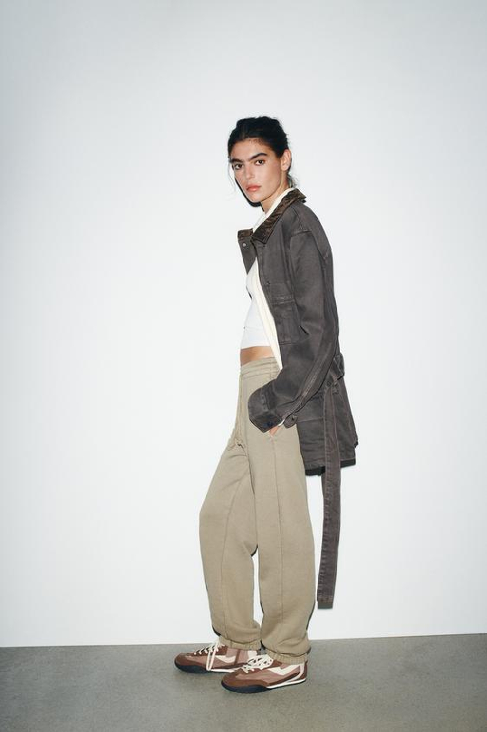 ZARA ДЖОГГЕРЫ ИЗ МЯГКОЙ ТКАНИ С ЭФФЕКТОМ ПОТЕРТОСТИ, КАМЕННЫЙ