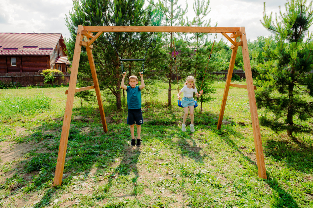 Деревянные качели с трапецией