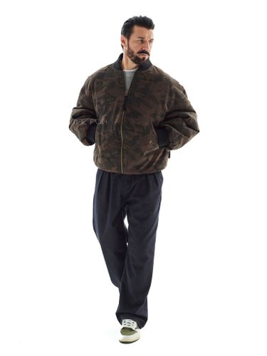 Утепленный бомбер с камуфляжным принтом