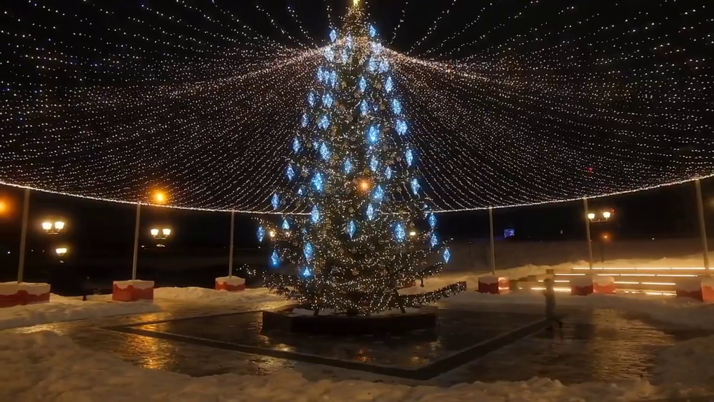 Светодинамическая елка ствольная со скамейкой, встроенная гирлянда: Теплый свет - "Лесная" (Литая хвоя) 16 м