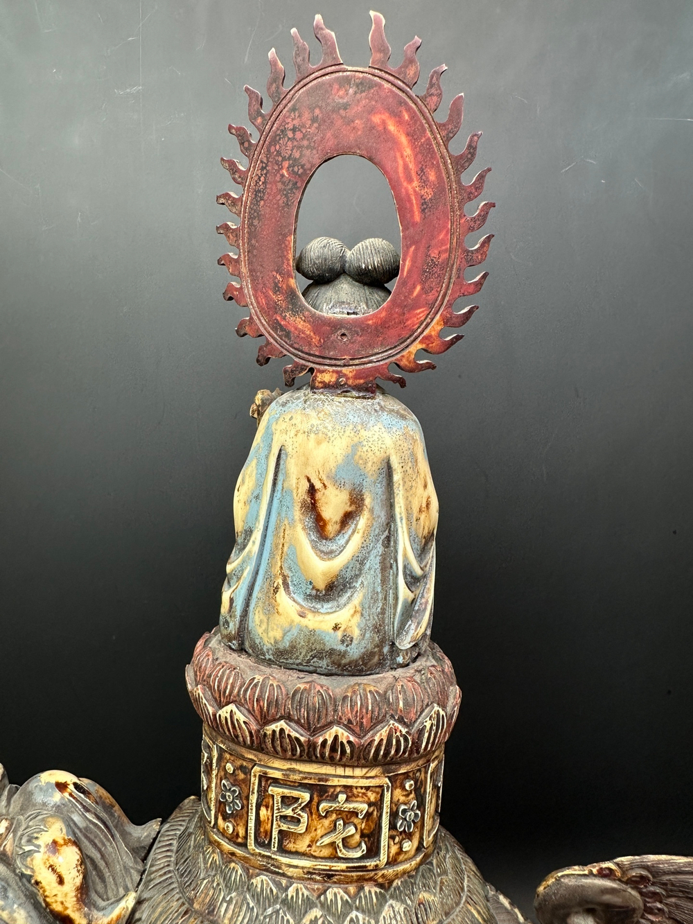 Парные фигуры из кости — Гуань Инь верхом на Цилинь