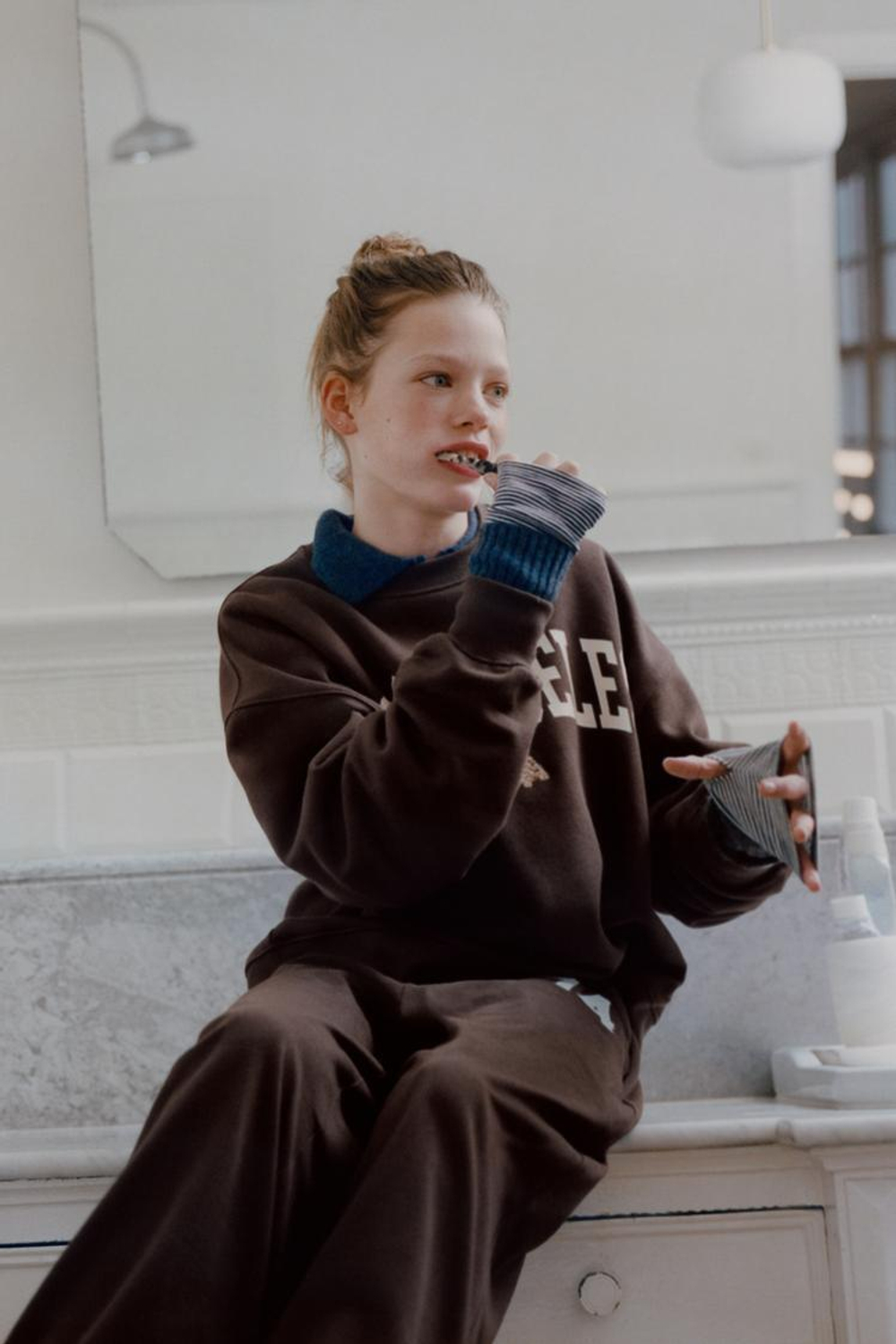 ZARA ТОЛСТОВКА С ВЫШИТОЙ НАДПИСЬЮ, КОРИЧНЕВЫЙ