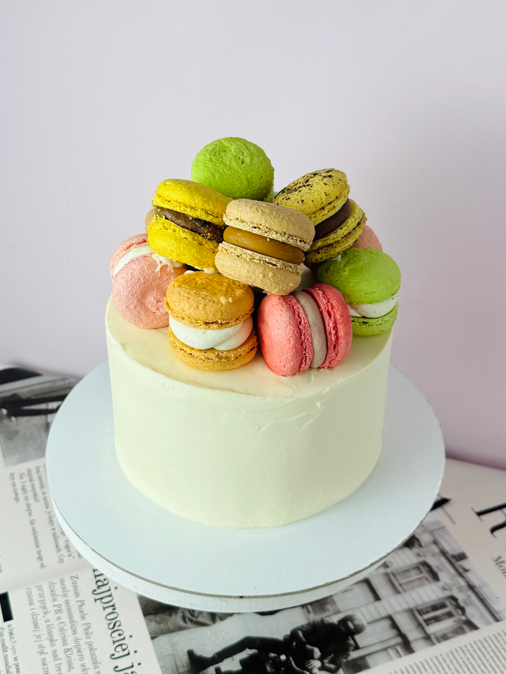 Торт на праздник с горкой пирожных макарон ассорти