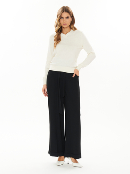 Женский молочный джемпер с V-образным вырезом