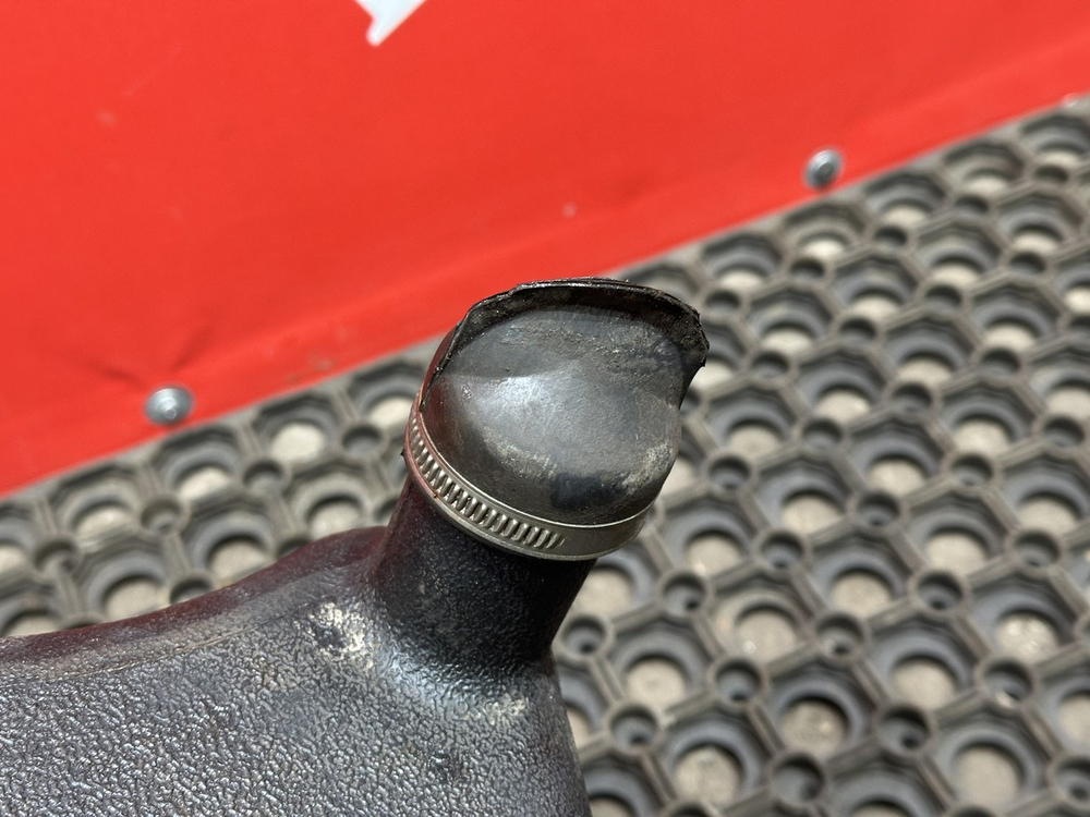 Патрубок воздушного фильтра 2023г