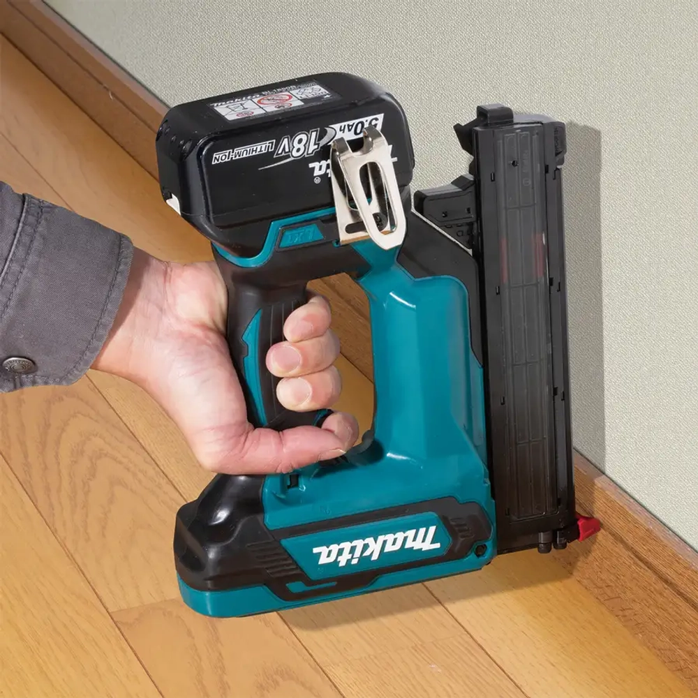 Аккумуляторный гвоздезабиватель Makita DFN350ZJ