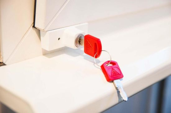 Замок детский блокирующий на раму