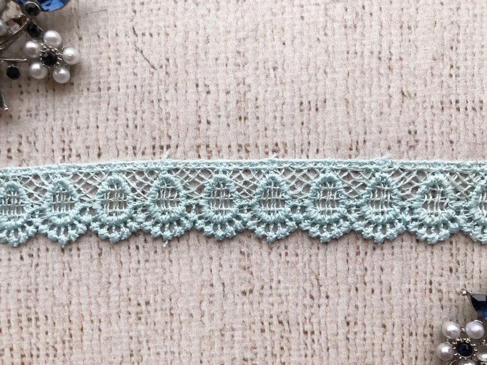 Кружево плетеное, ш. 2-2,2 см.