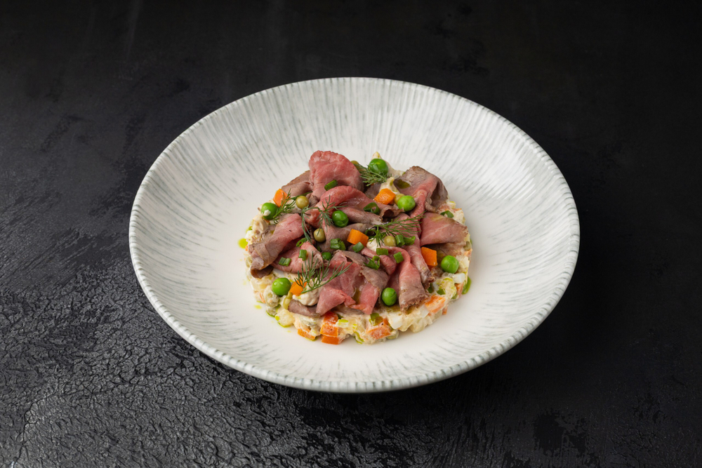 Салат Оливье с ростбифом