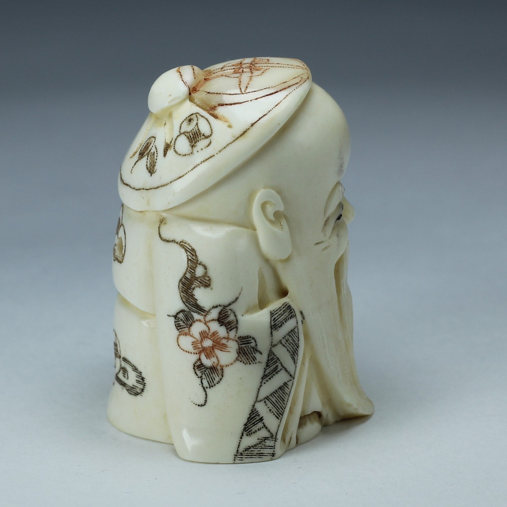 Нэцкэ Шоусин в шапочке