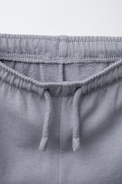 ZARA КОМПЛЕКТ ИЗ ФУТБОЛКИ И ШОРТОВ, СВЕТЛО-СЕРЫЙ