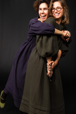 Платье оверсайз с декоративной обработкой на юбке из крапивы цвета хаки