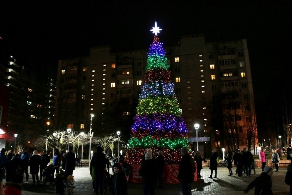 Светодинамическая елка каркасная - встроенная гирлянда цветная -"Уральская" 23 м