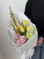 Букет сборный из генисты, гиацинтов, диантусов и минигерберы