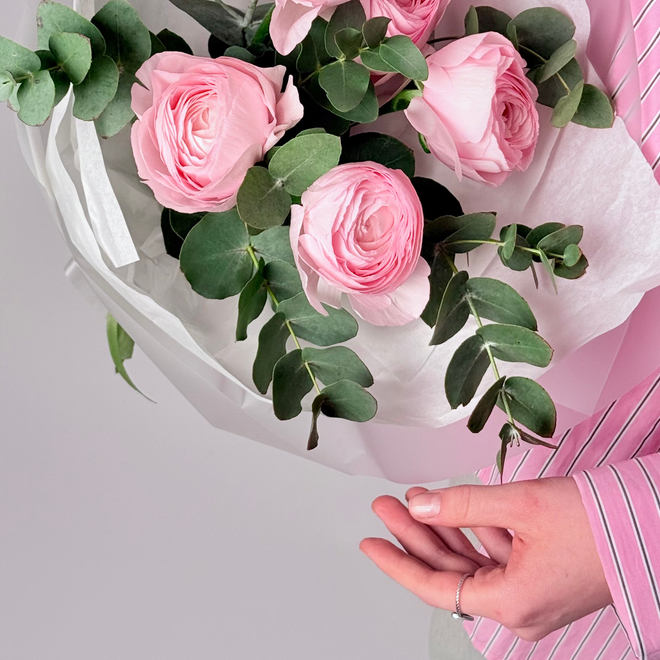 Букет из розовых ранункулюсов с эвкалиптом