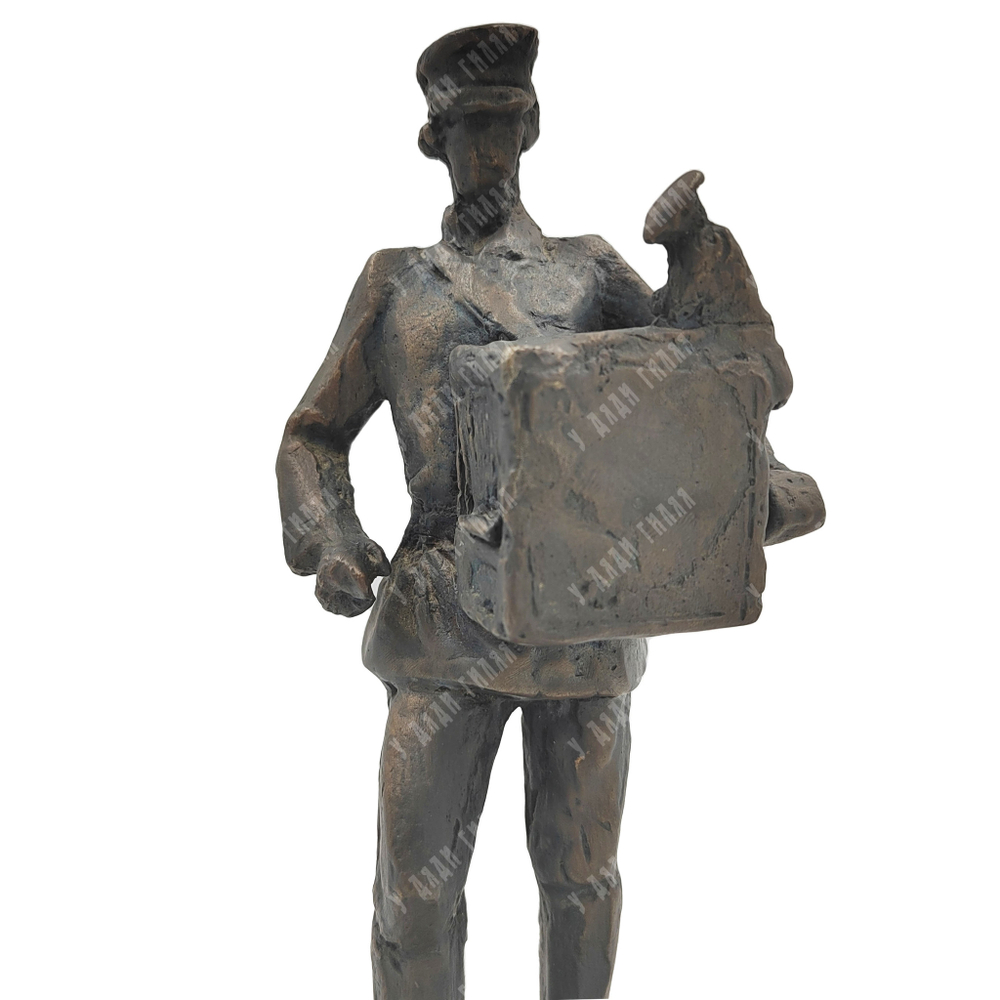 Динес Ю. С. Шарманщик. Бронза, литьё. 2000 г.