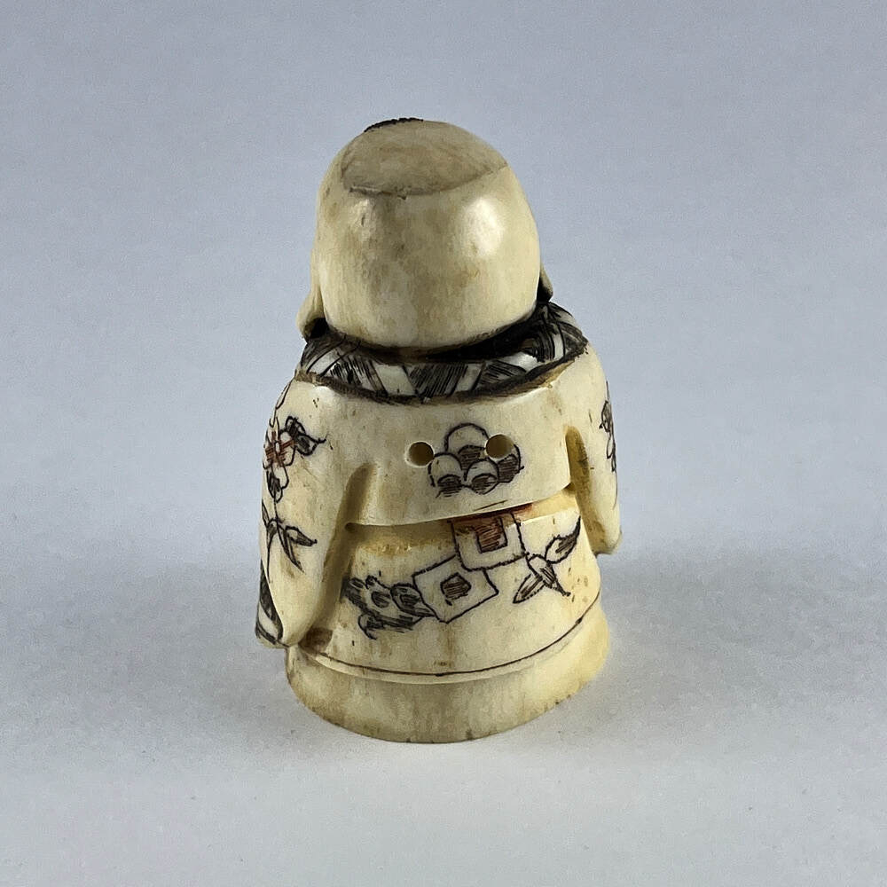 Статуэтка нэцкэ Мальчик с рыбой