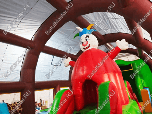 Надувной батут «Зверята с крышей 3» со скалодромом, с коричневый, 14х7х6 м