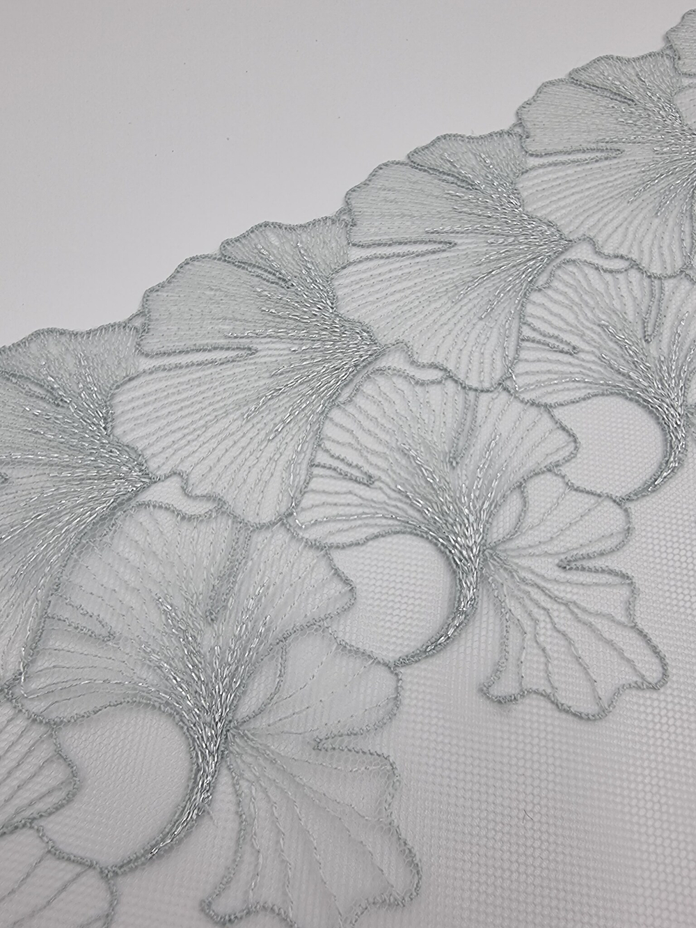 Вышивка на сетке серо-голубой/серебро К731 правая