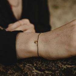 браслет на плетеной нити