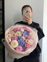 Букет сборный из гортензии, кустовой пионовидной розы, георгин и диантусов