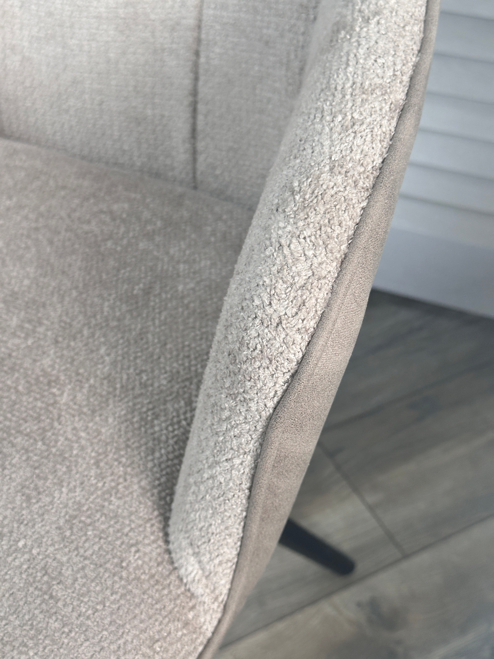 Стул М-City DISAUR Норман поворотный на 360 градусов, Bella-03, Cyprus-03 Латте, Шенилл, Замша, Черный каркас