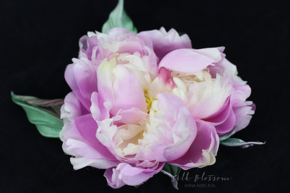 Брошь из шелка - Сиреневый пион