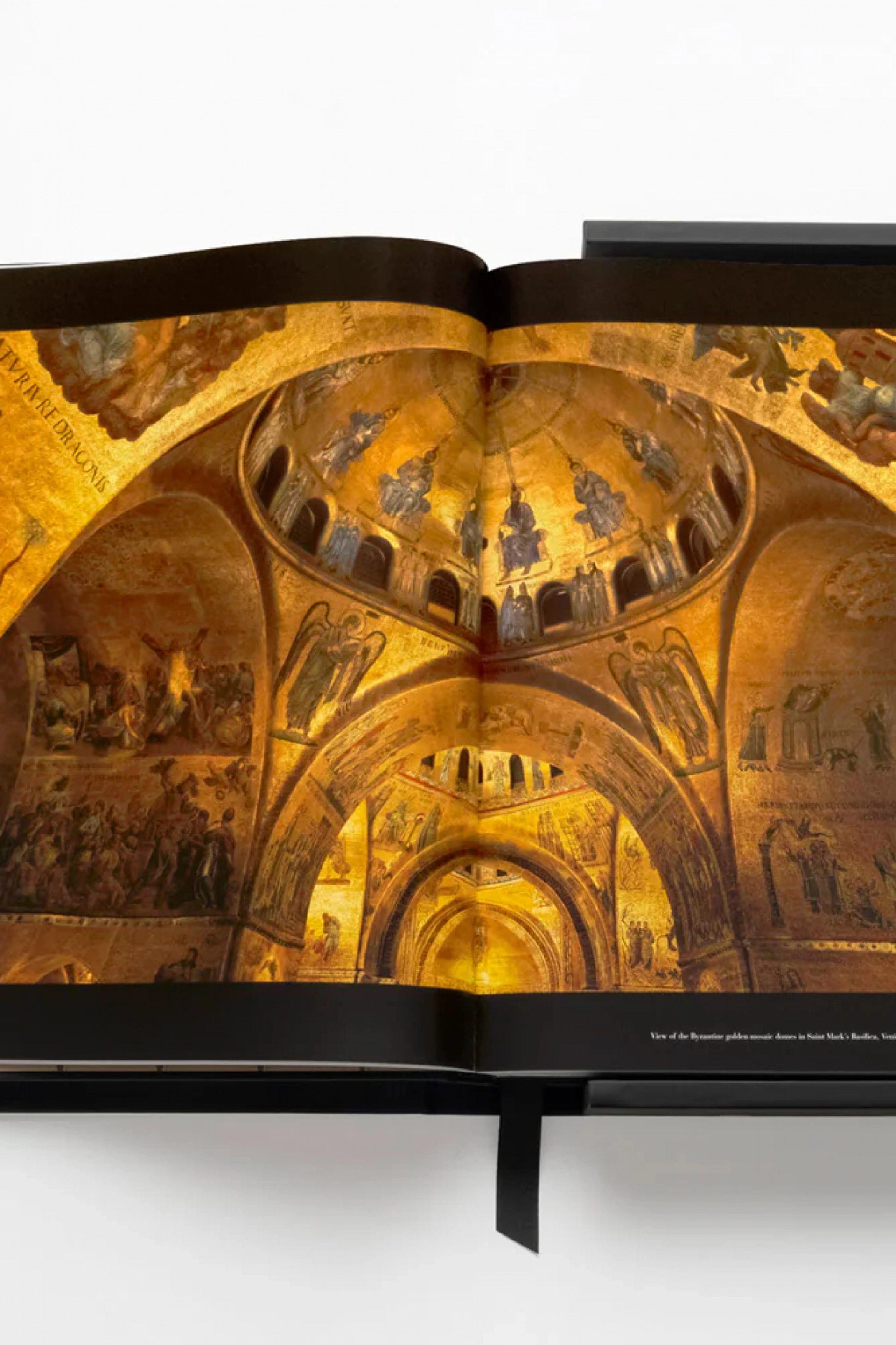 Книгa Assouline,Gold: The Impossible Collection