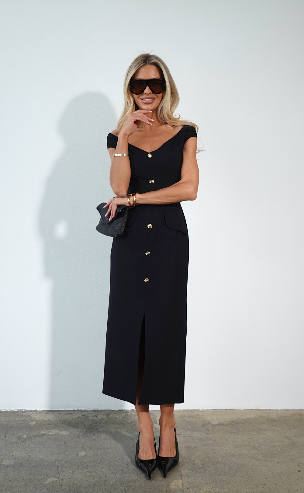 Платье с декольте в длине миди