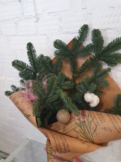 Шикарная ветка Нобилиса в нежном новогоднем оформлении