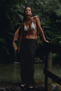 ZARA ПРЯМЫЕ СТРУЯЩИЕСЯ БРЮКИ, ЧЕРНЫЙ