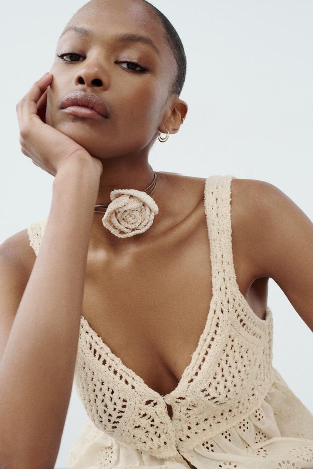 ZARA КОМБИНИРОВАННЫЙ ТРИКОТАЖНЫЙ ТОП С АЖУРНОЙ ВЫШИВКОЙ, СЛОНОВАЯ КОСТЬ